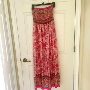 Maxi strapless dress. Multi color pattern. Interior lining on skirt